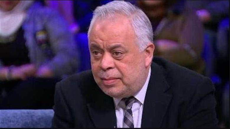 النقابة تقاضي المروجين.. أشرف ذكي ينفي صحة الصورة المنشورة للزعيم عادل إمام